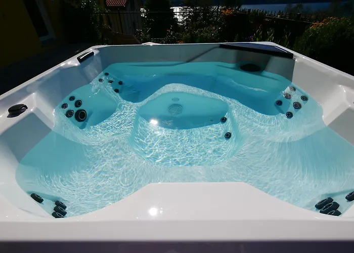 Garden Jacuzzi View Apartment Lierna