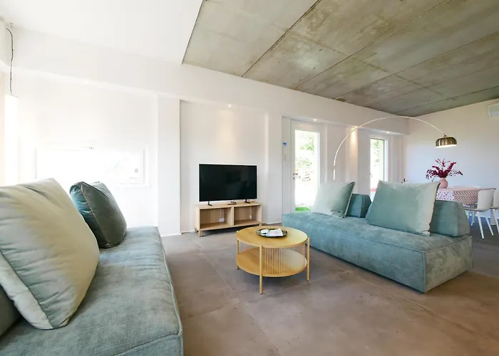 Garden Jacuzzi View Apartment Lierna