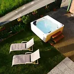 Garden Jacuzzi View Apartmán
