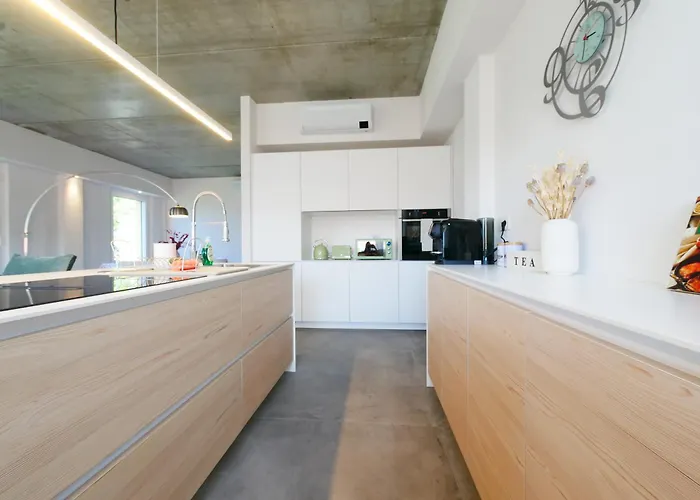 Garden Jacuzzi View Apartment *