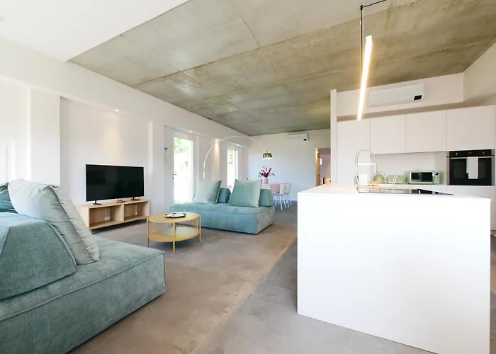 Apartment Garden Jacuzzi View